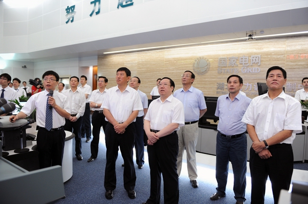 省委常委、常务副省长王晓东到公司调研并亲切(图1) 省委常委、常务副省长王晓东到公司调研并亲切(图1)